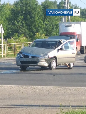 Скорая влетела в дерево у Мечети в Иванове
